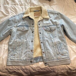 Cute Levi’s denim jacket with shearling collar & interior. Size M women’s